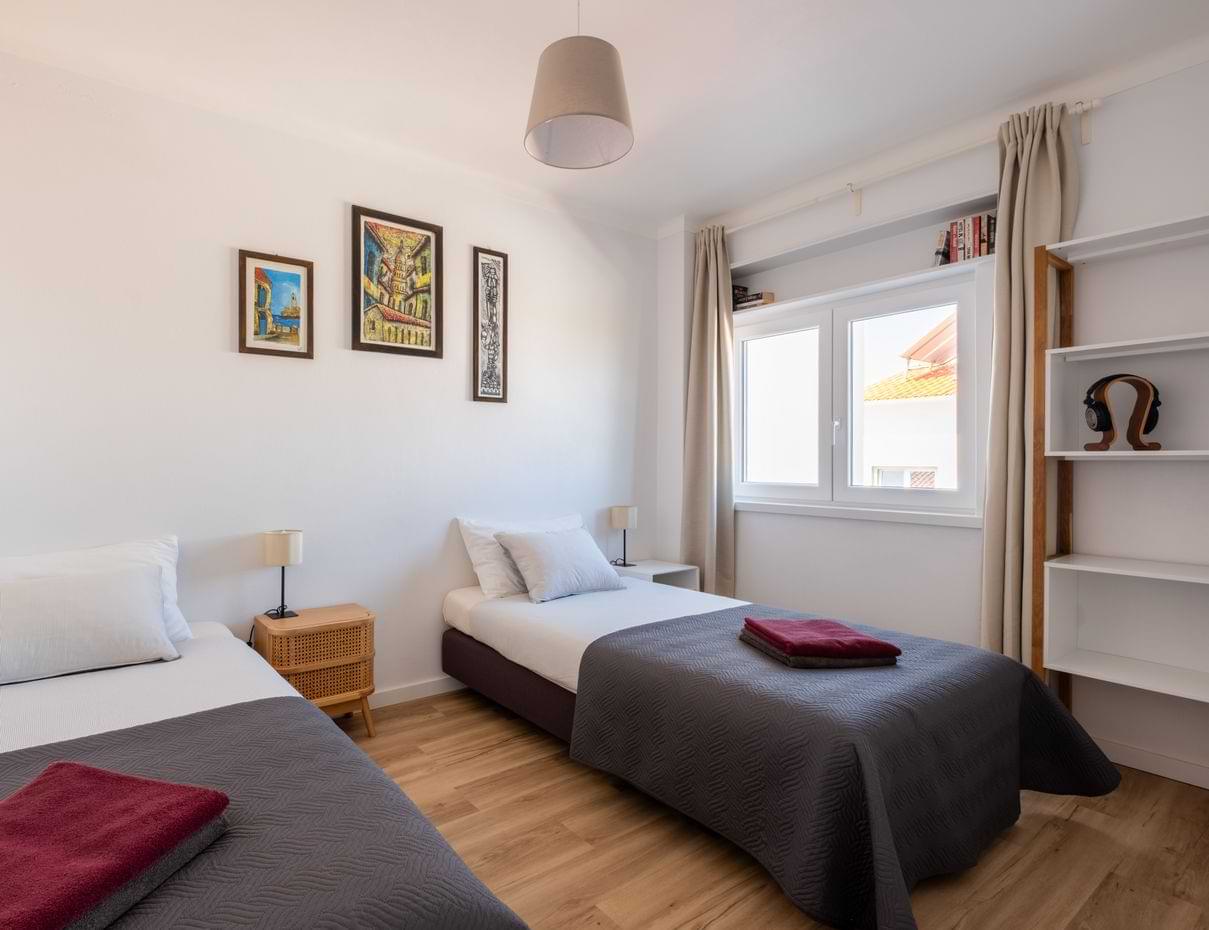 accommodation Bright twin bedroom with modern decor and artwork